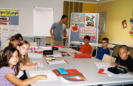 Schülergruppe beim Unterricht im Klassenzimmer