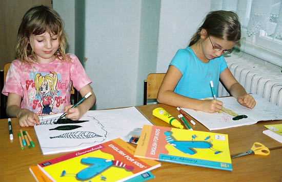 Kinder am Klassentisch, Arbeit im Übungsheft und Kursbücher