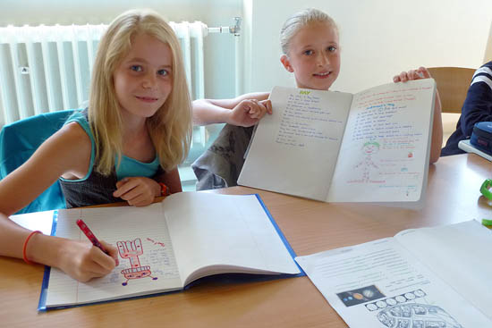 im Klassenzimmer beim lernen